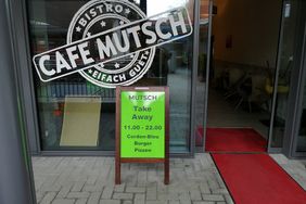 Café Mutsch Beschriftung Eingangstüre