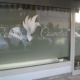 Calibri Cosmetics Beschriftung Vitrine