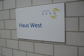 Haus West Firmenschild