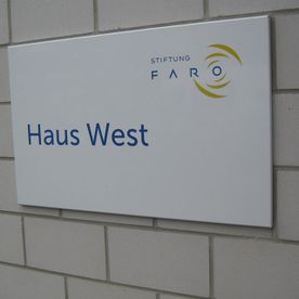 Haus West Firmenschild